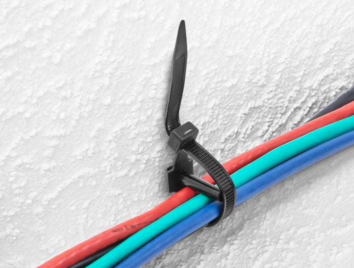 אזיקונים עם דיבל מבית DELOCK גרמניה זה השילוב המושלם בין קיבוע כבלים לבין עיגונם לקיר או לתקרה.