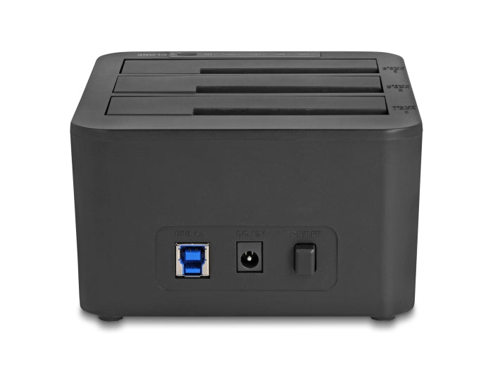 תחנת עגינה USB 5Gbps מבית Delock גרמניה מאפשרת חיבור חיצוני של עד שלושה כוננים בגודל 2.5″ או 3.5″ מסוג SATA HDD / SSD באמצעות ממשק USB, כולל אפשרות להחלפה מהירה של הכוננים (Hot Swap) בקלות וללא כלים