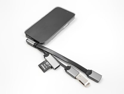 רכזת USB-C 5Gbps האיכותית מבית Delock גרמניה מאפשרת הרחבת חיבורי ה-USB של המחשב או הטאבלט ומגיעה עם 2 יציאות USB לחיבור התקנים חיצוניים. בנוסף היא כוללת קורא כרטיסים מובנה התומך בכרטיסי SD ו-Micro SD, מה שהופך אותה לפתרון נוח לשימוש יומיומי