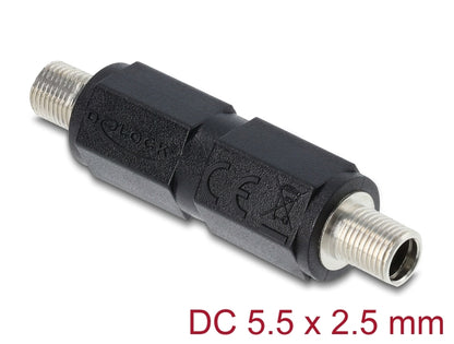 מתאם חשמל DC 5.5x2.5 מבית Delock גרמניה מתאים לאספקת חשמל אמינה ולהרכבת בורג על גבי מכשירים, פנלים או פשוט כצימוד כבלים