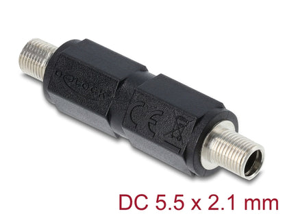מתאם חשמל DC 5.5x2.1 מבית Delock גרמניה מתאים לאספקת חשמל אמינה ולהרכבת בורג על גבי מכשירים, פנלים או פשוט כצימוד כבלים
