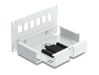 פאץ' פאנל לניתוב סיבים אופטיים (Patch Panel) מבית Delock גרמניה המיועד להתקנה תעשייתית על מסילת דין (DIN rail)