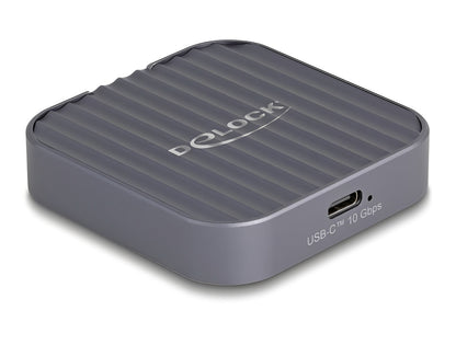 מארז חיצוני מבית Delock גרמניה מאפשר התקנה של כונן M.2 PCIe NVMe SSD בפורמט 2230, ובזכות החלק התחתון המגנטי שלו ניתן לדוגמה להצמידו לחלק האחורי של iPhone 15