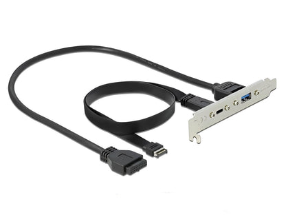 לוחית קצה USB 10Gbps מבית DELOCK גרמניה המאפשרת להוסיף למארז המחשב שתי יציאות USB-A + USB-C חיצוניות בתקן המהיר ביותר, תוך ניצול החיבורים הפנימיים של לוח האם