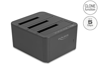 תחנת עגינה USB 5Gbps מבית Delock גרמניה מאפשרת חיבור חיצוני של עד שלושה כוננים בגודל 2.5″ או 3.5″ מסוג SATA HDD / SSD באמצעות ממשק USB, כולל אפשרות להחלפה מהירה של הכוננים (Hot Swap) בקלות וללא כלים