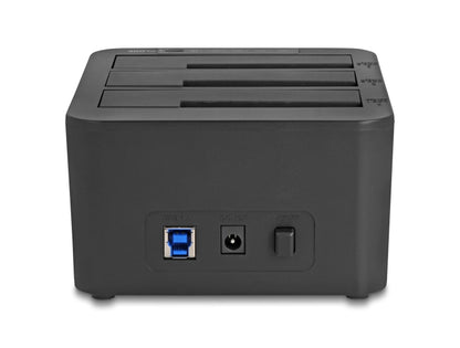 תחנת עגינה USB 5Gbps מבית Delock גרמניה מאפשרת חיבור חיצוני של עד שלושה כוננים בגודל 2.5″ או 3.5″ מסוג SATA HDD / SSD באמצעות ממשק USB, כולל אפשרות להחלפה מהירה של הכוננים (Hot Swap) בקלות וללא כלים