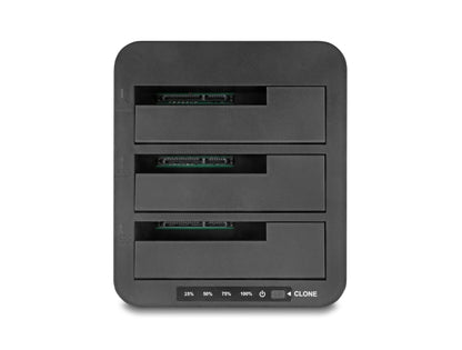 תחנת עגינה USB 5Gbps מבית Delock גרמניה מאפשרת חיבור חיצוני של עד שלושה כוננים בגודל 2.5″ או 3.5″ מסוג SATA HDD / SSD באמצעות ממשק USB, כולל אפשרות להחלפה מהירה של הכוננים (Hot Swap) בקלות וללא כלים