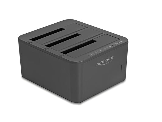 תחנת עגינה USB 5Gbps מבית Delock גרמניה מאפשרת חיבור חיצוני של עד שלושה כוננים בגודל 2.5″ או 3.5″ מסוג SATA HDD / SSD באמצעות ממשק USB, כולל אפשרות להחלפה מהירה של הכוננים (Hot Swap) בקלות וללא כלים